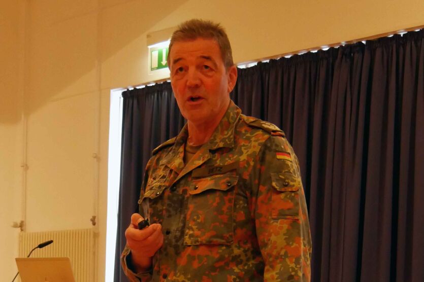 Oberst Klaus-Dieter Betz begrüßt als Stellv. Schulkommandeur die Regionalstellenleitenden.