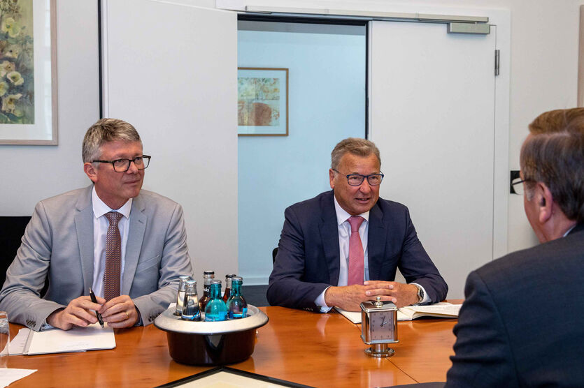 Bundesvorsitzender Bernd Krämer (re.) und Bundesgeschäftsführer Norbert Bahl bedankten sich beim Verteidigungsminister für seine signalisierte Unterstützung. 