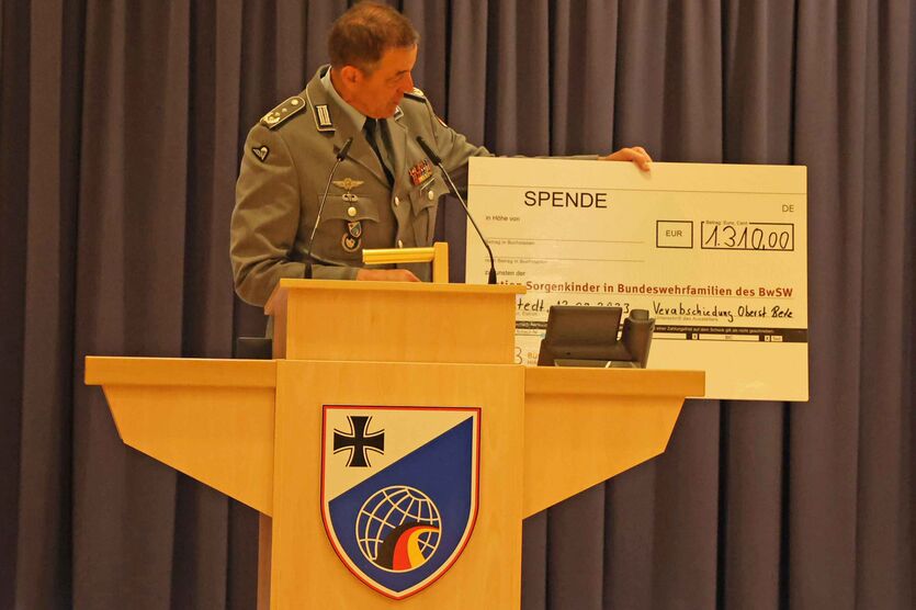 Oberst Klaus-Dieter Betz bat anlässlich seiner Versetzung in den Ruhestand seine Gäste um eine Spende für die „Sorgenkinder“. 