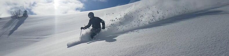 Skifahrer im Tiefschnee. 