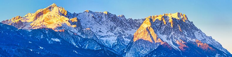 Garmisch-Partenkirchen - Blick auf die Zugspitze (li.) und das Wettersteingebirge