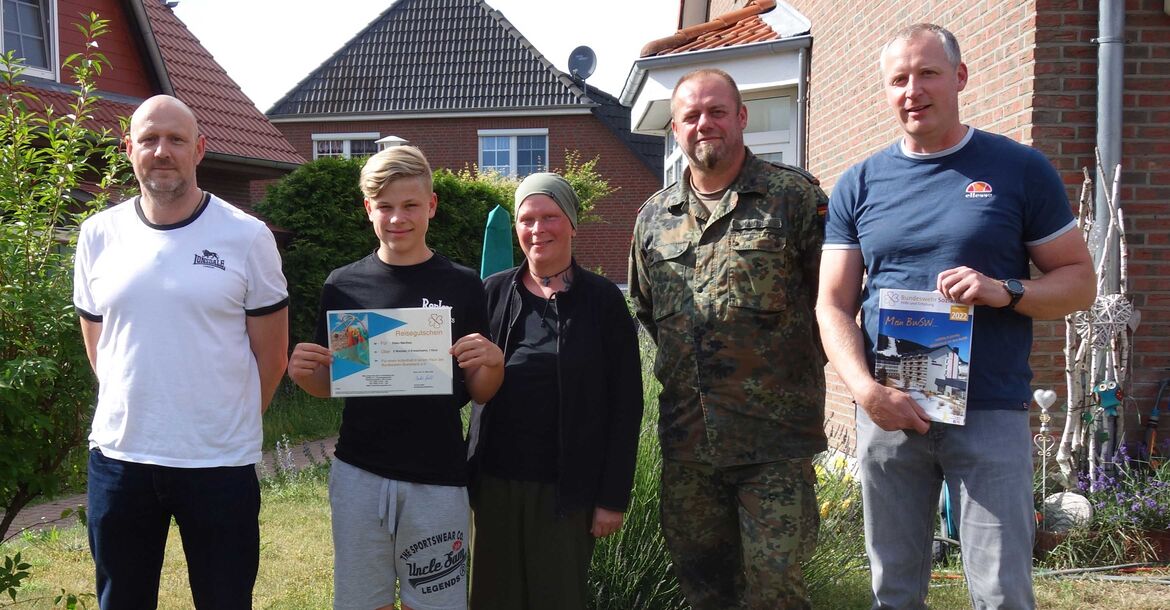 Familie Rabe/Manthey mit Tobias Kleps (re.) vom Sozialdienst der Bundeswehr Berlin	