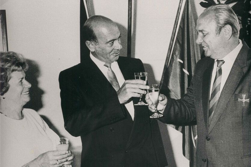Alice und Egon Storz im Jahr 1986 bei einer Veranstaltung mit dem ehemaligen Verteidigungsminister Dr. Manfred Wörner. 