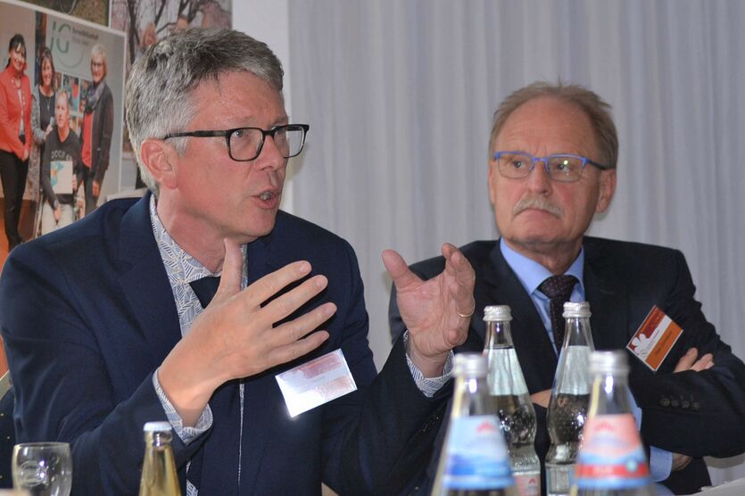 Bundesgeschäftsführer Regierungsdirektor Norbert Bahl stellt sich den Fragen der Delegierten.