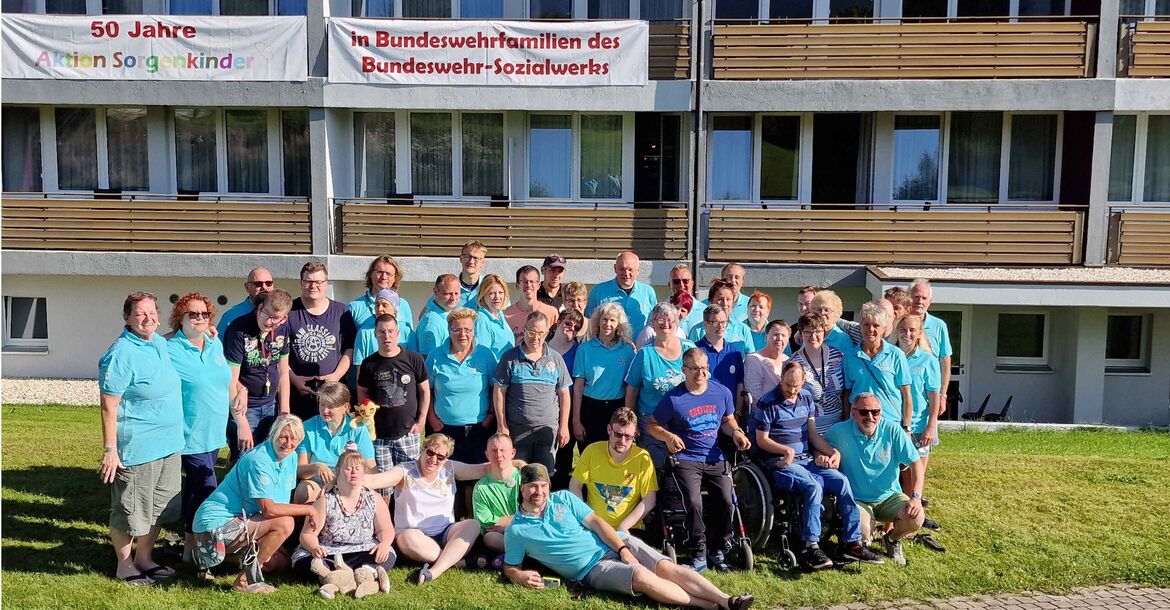 Gruppenfoto der Teilnehmenden und Betreuenden der Ü30-Freizeit in Oberwiesenthal