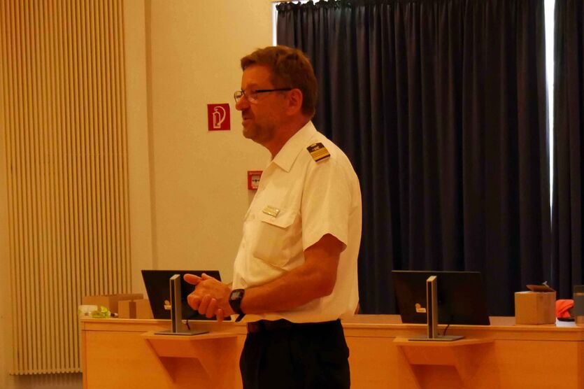 Bereichsvorsitzender Nord, Stabskapitänleutnant Hermann Kaufhold, begrüßt die Teilnehmenden der Tagung.