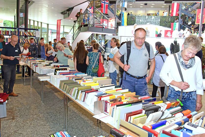 Gäste beim Bücherflohmarkt 