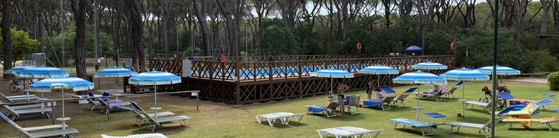 Zebu Camp Le Marze in der Toskana - Große Liegewiese mit Swimmingpool 