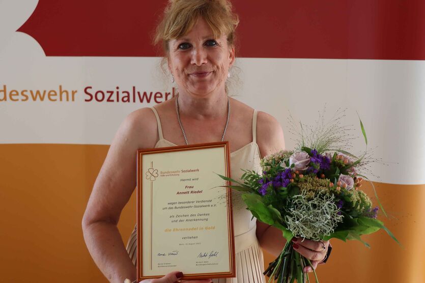 Annett Riedel freut sich über die Ehrung und Wertschätzung für ihre jahrzehntelange Arbeit für das Bundeswehr-Sozialwerk. Dafür wurde ihr die Ehrennadel des BwSW in Gold verliehen. 