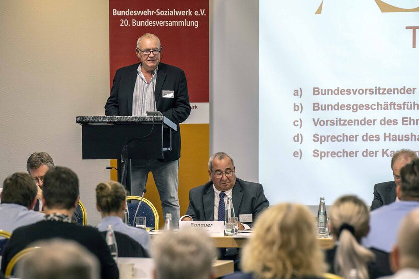 Für die Kassenprüfer stellt deren Sprecher, Heinz-Walter Hüneke, den abschließenden Bericht vor.