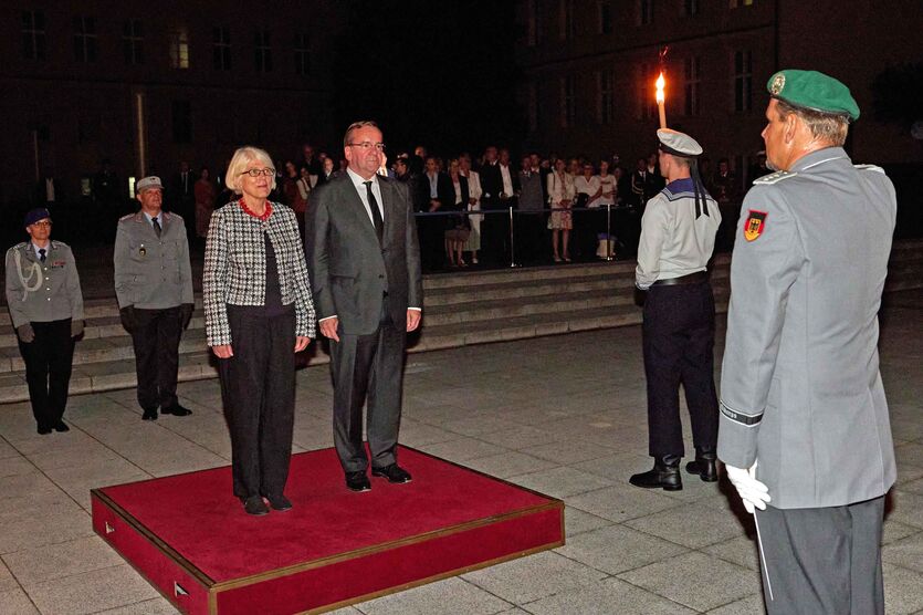 Bundesminister der Verteidigung, Boris Pistorius, verabschiedet am 06.09.2023 Staatssekretärin a. D. Dr. Margaretha Sudhof mit einer Serenade im BMVg in Berlin. |