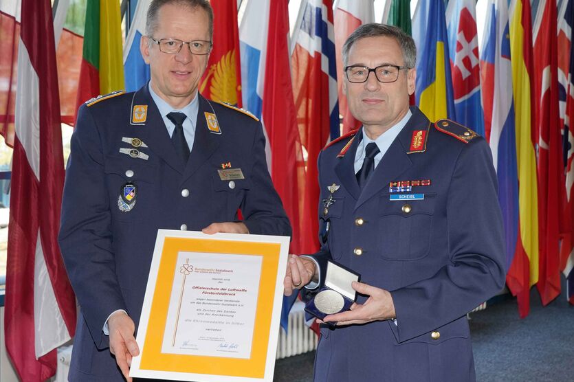 Oberstleutnant Wolfgang Schwörer (li.) überreicht die Ehrenmedaille in Silber an Brigadegeneral Stefan Scheibl. 