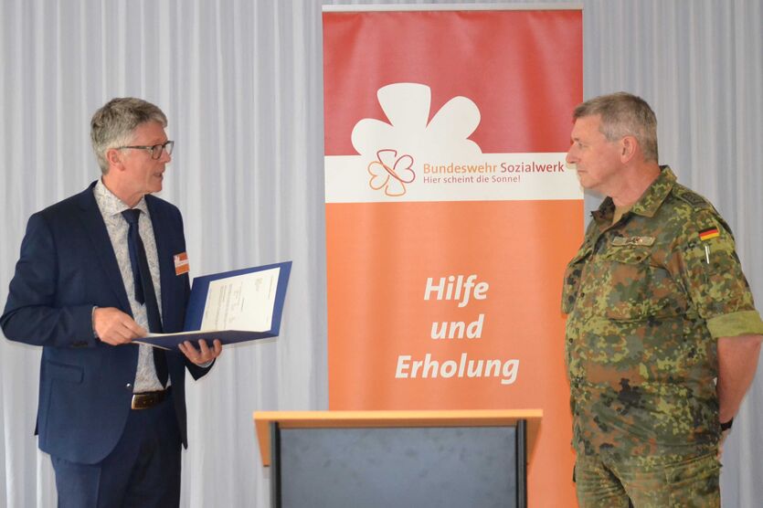Regierungsdirektor Norbert Bahl verliest die Zurruhesetzungsurkunde für Oberstabsfeldwebel Volker Haas.