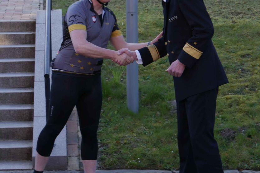 Shake Hands: Generalleutnant Ingo Gerhartz und Flottillenadmiral Jens Nemeyer