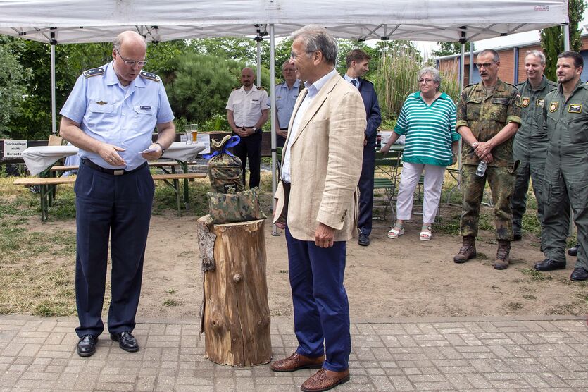 Oberst Draken übergibt den Spendensack an den Bundesvorsitzenden des BwSW, Bernd Krämer.