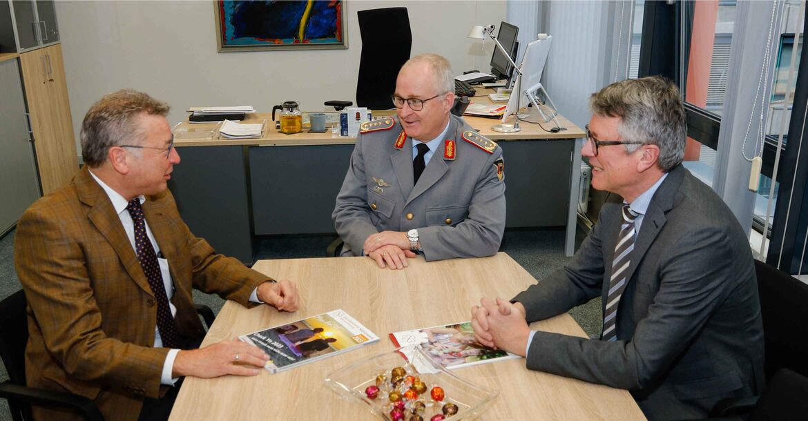 Bundesvorsitzender Bernd Krämer (li.), General Eberhard Zorn und Bundesgeschäftsführer Norbert Bahl erörterten Möglichkeiten der Zusammenarbeit der großen Hilfsorganisationen der Bundeswehr. 