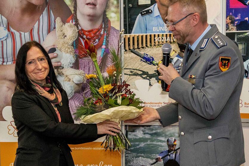 Mit einem Blumenstrauß bedankt sich Hauptmann Sigge bei der Präsidentin Hauröder-Strüning für ihre langjährige Unterstützung. 
