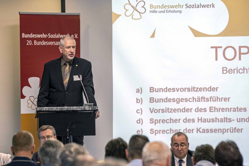 Hauptmann a.D. Uwe Sander informiert als Sprecher des Haushalts- und Wirtschaftsausschusses über die Arbeit der vergangenen vier Jahre. 