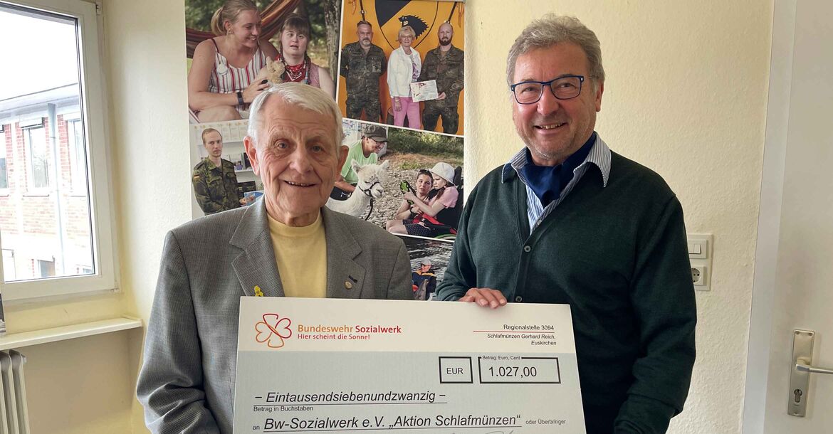 Große Freude bei der Übergabe des symbolischen Spendenschecks von Gerhard Reich (li.) an den Bundesvorsitzenden des BwSW, Bernd Krämer. 