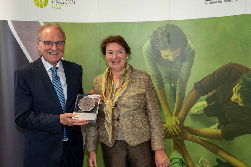 Anne Henk-Hollstein, Vorsitzende der Landschaftsversammlung Rheinland, überreichte Peter Dormanns die Auszeichnung. 