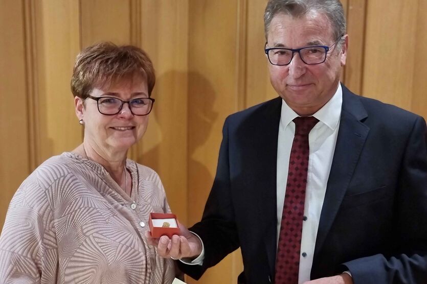 Kathrin Liva wurde für ihr langjähriges ehrenamtliches Engagement von Bundesvorsitzenden Bernd Krämer mit der Ehrennadel in Gold ausgezeichnet. 