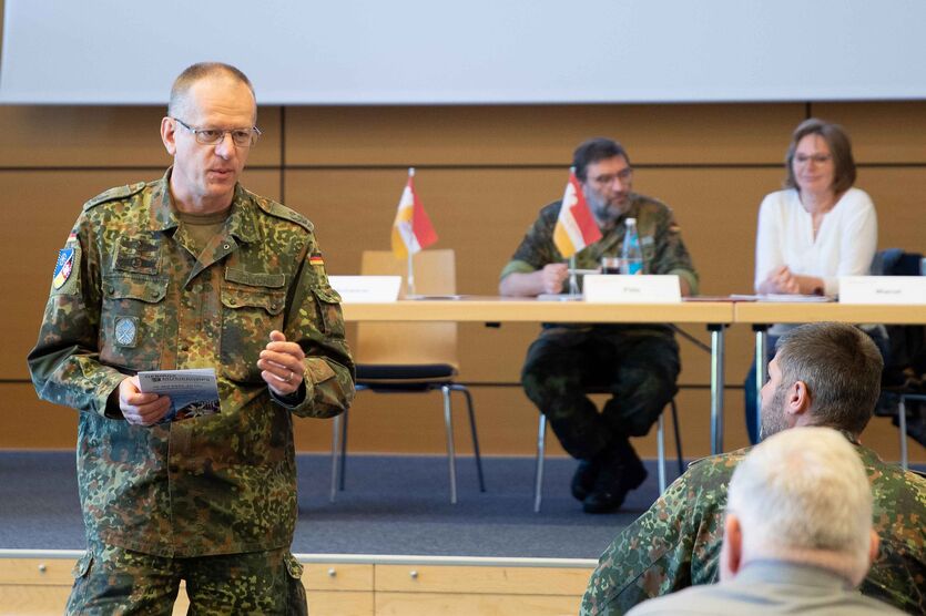 Bereichsvorsitzender Oberstleutnant Wolfgang Schwörer begann die Tagung mit einer ausführlichen Vorstellungsrunde des im letzten Jahr neu gewählten Bereichsvorstands Süd.