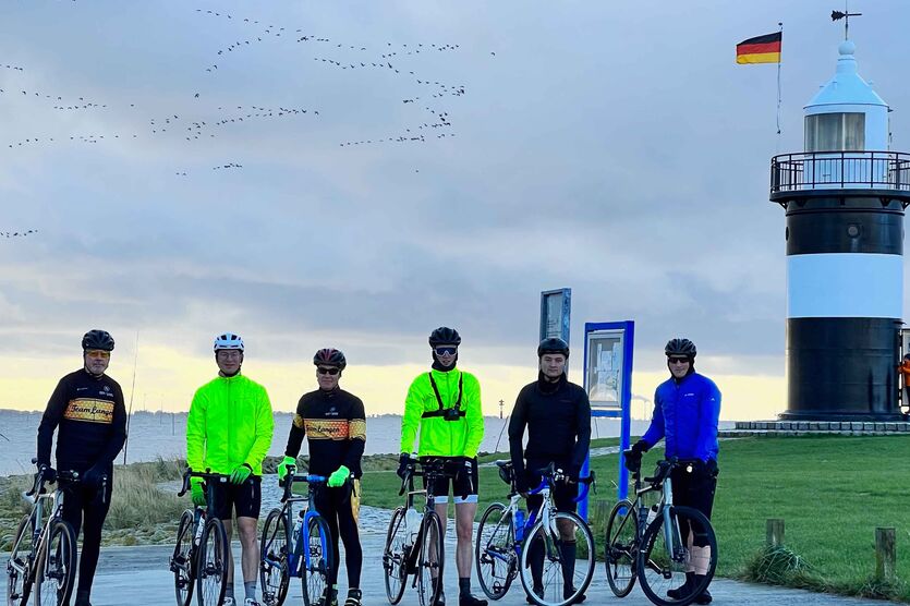 Gruppenfoto auf dem Weg nach Nordholz mit der Unterstützung von Radfahrern des Team Langen. 