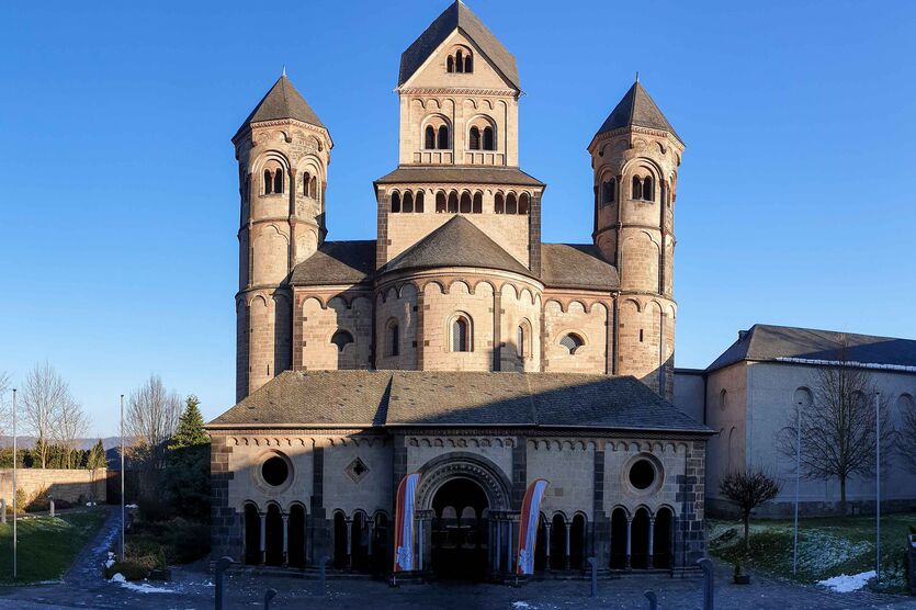 Herzstück der Klosteranlage: Die sechstürmige Basilika gilt als eine der schönsten romanischen Baudenkmäler des Landes.