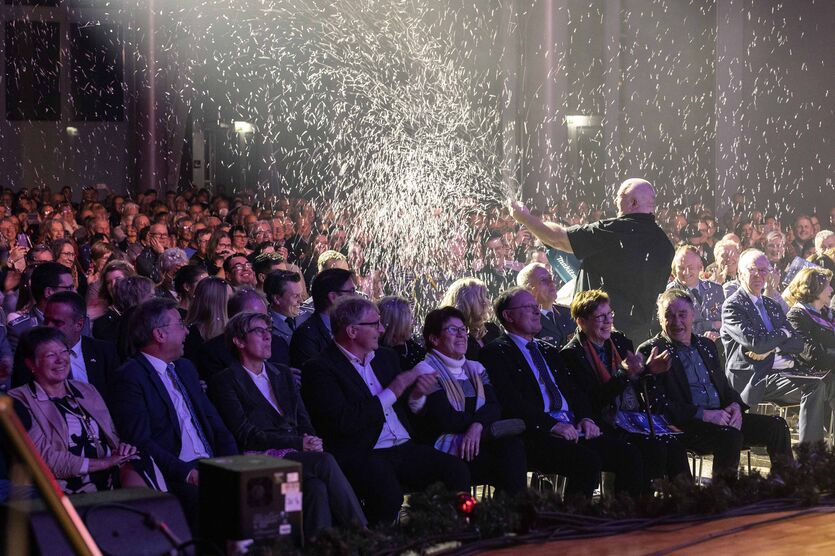 Gaststar Markus Maria Profitlich verteilt per Druckluftbläser Papier-Schneeflocken in die Reihen des Publikums zum Klassiker „Let it snow“.