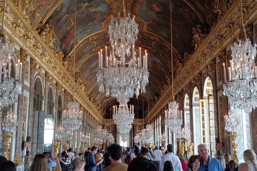 Besichtigung von Schloss Versailles: Viel Spaß beim Lampenputzen.