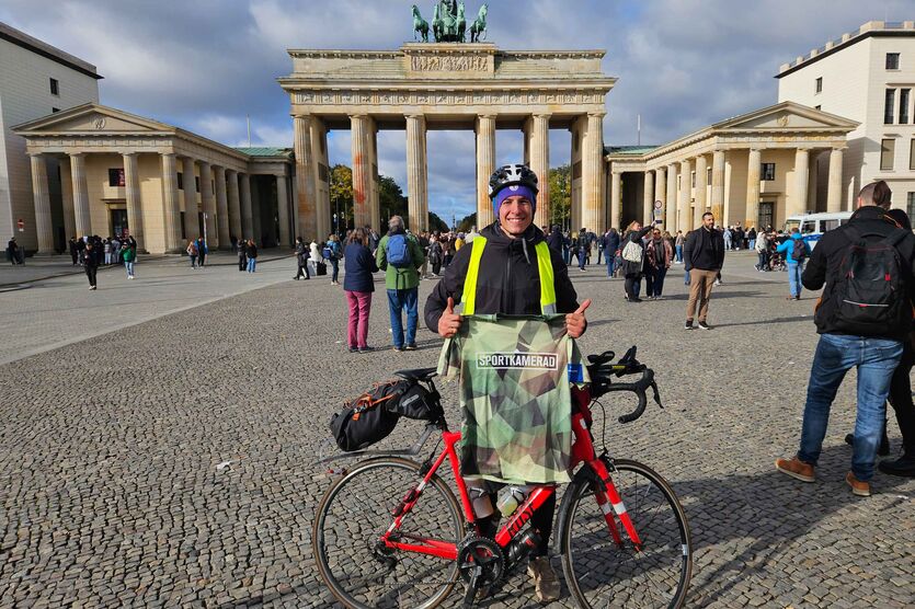 „Sportkamerad“ Richard K. vor dem Brandenburger Tor 