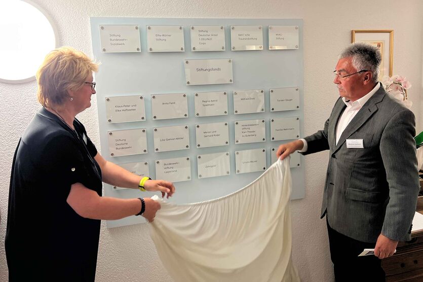 Lindenhof-Geschäftsführerin Heike Kühn und Manfred Hofmann enthüllen die neue „Stifterwand“ im Hotel. 
