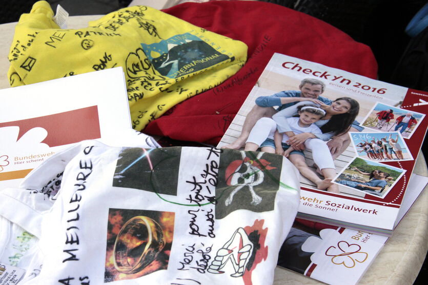 Schöne Erinnerungsstücke: Mit Unterschriften und Dankesworten verzierte T-Shirts von Jugendfreizeiten.
