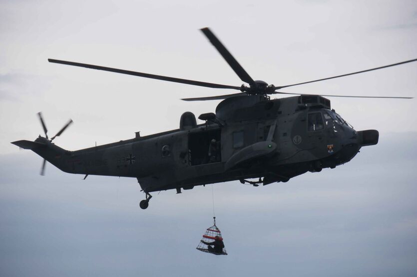Hubschrauber SeaKing: Demonstration einer Bergung mit dem Korb