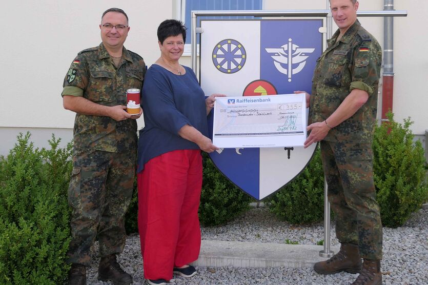 Übergabe des symbolischen Spendenschecks mit  Hauptmann Sandro Gärtner (li.), Heike Fuchs und Kommandeur Oberstleutnant Martin Hillebrand 