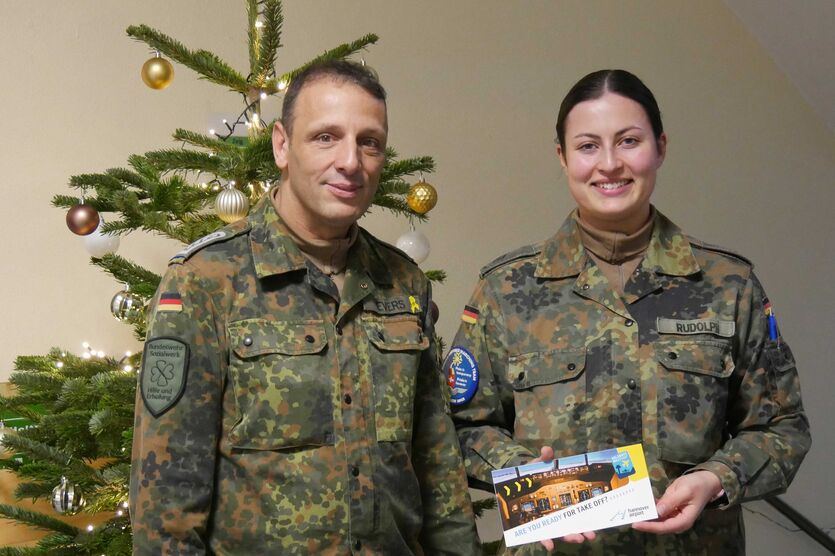 Glückliche Gewinnerin eines Hauptpreises: Hauptgefreiter Hannah Rudolph, hier mit Oberstabsfeldwebel Ingo Evers 