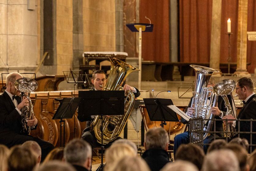 Bekannte Weihnachtslieder vorgetragen durch das Tuba Quartett. 
