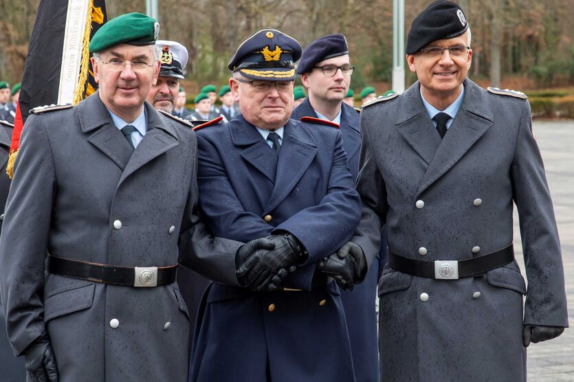 Shake Hands: Generalmajor Weidhüner (M.) gratuliert Oberst Klinkhammer (li.) und dankt Oberst Lieder. 