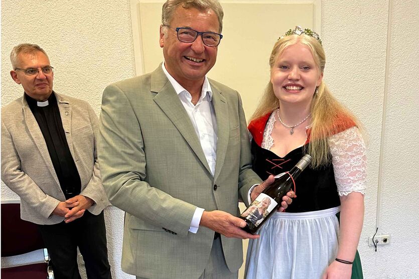 Weinkönigin Leonie I. übergibt ihren Königinnenwein an den Bundesvorsitzenden Bernd Krämer.