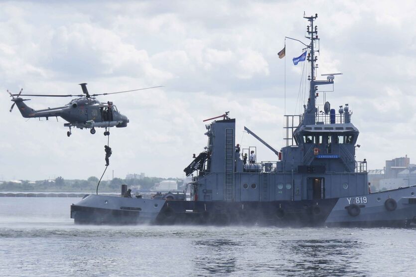Hubschrauber SeaLynx: Demonstartions eines Boardings auf einen Schlepper