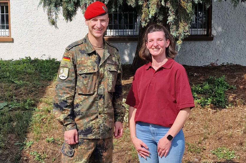 Auch der neue Bataillonskommandeur, Oberstleutnant Florian Loges, hier mit Regierungsinspektorin Jessica Weihe, stellte sich für ein Erinnerungsfoto zur Verfügung.