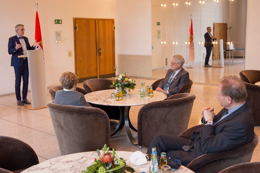 Kölns Bürgermeister Andreas Wolter hält seine Laudatio auf Winfried Mennemann. Vorne rechts BwSW-Bundesvorsitzender Peter Dormanns. 