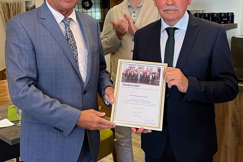 Auch beim ehemaligen Vorsitzenden der Stiftung, Manfred Hofmann, bedankt sich Bernd Krämer für seine langjährige Unterstützung der Stiftungsfamilie mit einer „Dankeschön-Urkunde“. 