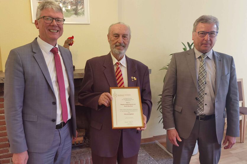 Horst Barthel (m.), hier mit dem Bundesvorsitzenden Bernd Krämer (re.) und Bundesgeschäftsführer Norbert Bahl, wurde zum Ehrenmitglied ernannt. 