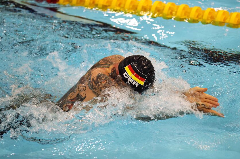 Ein deutscher Sportler schwimmt bei den Invictus Games 2022. 