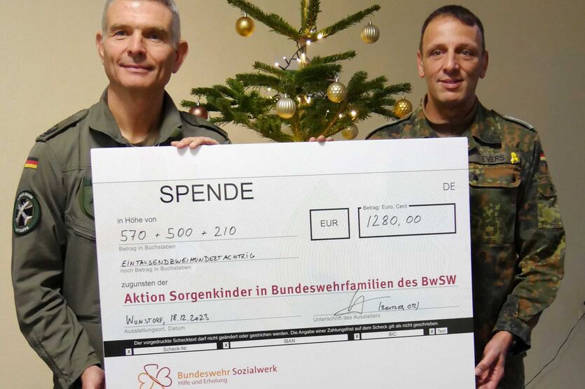 Präsentieren den symbolischen Spendenscheck: Oberstleutnant Marc Beutler (li.) und Oberstabsfeldwebel Ingo Evers. 