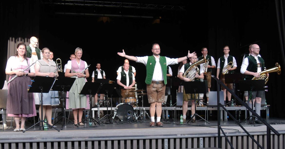 Der Leiter der Egerländer Besetzung des HMK Hannover, Hauptfeldwebel Kai Kirschner, begrüßt die zahlreichen Gäste und eröffnet das Konzert.