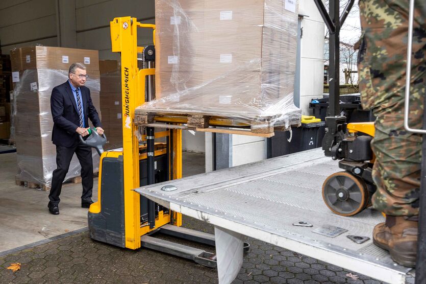 Auch Bundesvorsitzender Bernd Krämer packt tatkräftig mit an. Konzentriert transportiert er eine Euro-Palette mit Spielen zu einem bereitstehenden LKW.
