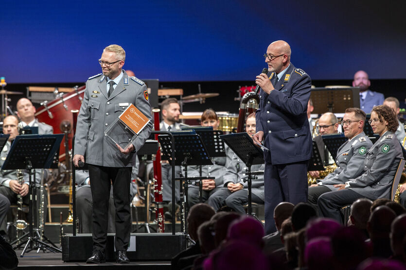 Einen eindringlichen Spendenappell richteten Hauptmann Sigge und Stabshauptmann d.R. Ernst an das Publikum – mit Erfolg: Knapp 14.000 Euro wurden an dem Konzertabend gespendet.