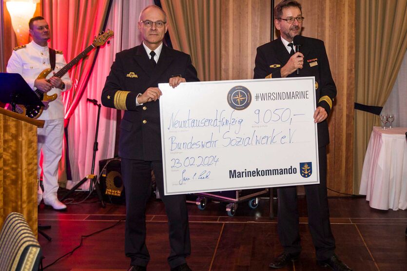 Vizeadmiral Kaack übergibt den symbolischen Spendenscheck an den Bereichsvorsitzenden Nord des BwSW, Stabskapitänleutnant Kaufhold.